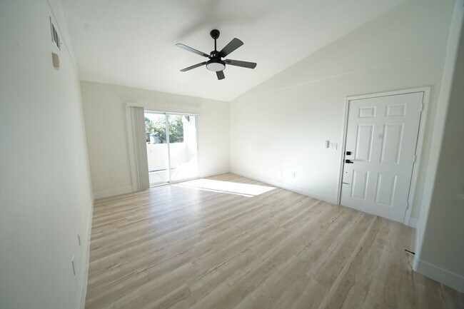 Photo - SHOWINGS AVAILABLE NOW Unidad 2170