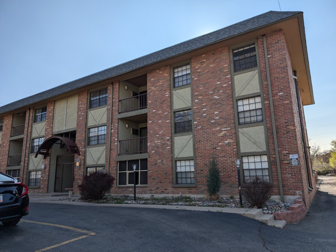 "Charming 2-Bed Condo in Lakewood with Spa... - "Charming 2-Bed Condo in Lakewood with Spa...