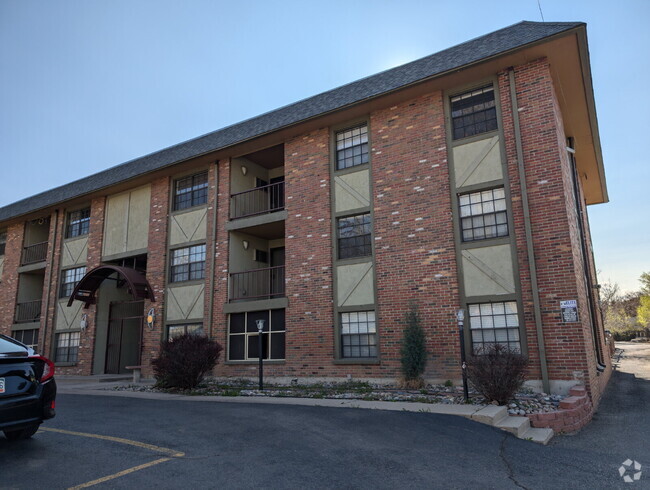 Building Photo - "Charming 2-Bed Condo in Lakewood with Spa... Unit 24