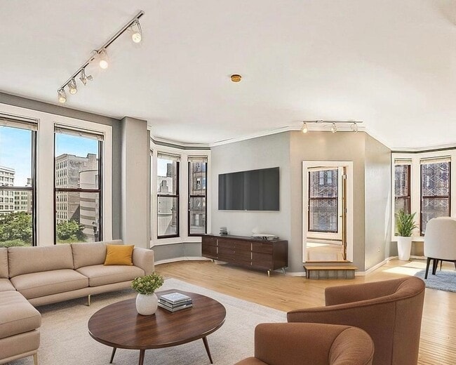 Building Photo - Oversized Downtown 1 Bed, 1 Bath + Den Condo!