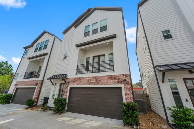 Photo - 954 Fisher St