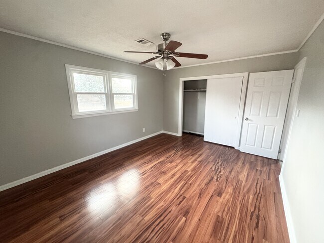 Photo - 2561 Allan Way