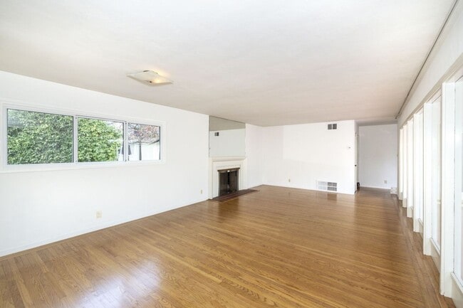 Photo - Spacious 3 Bed, 3 Bath Home in Excellent Location- Flexible Lease