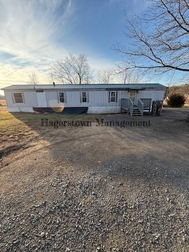 Building Photo - Nice 3 Bedroom Trailer