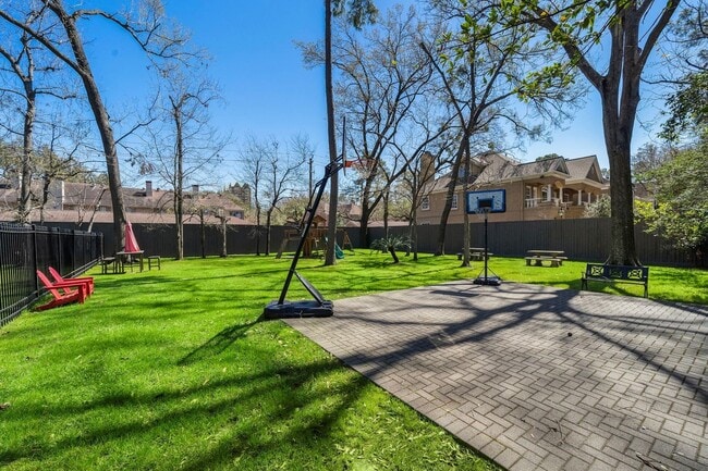 Building Photo - 8954 Chatsworth Dr