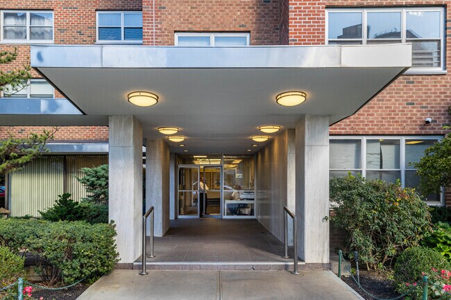 Building Entrance - 7031 108th St