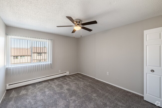 2BR, 1BA - 905SF - Primary Bedroom