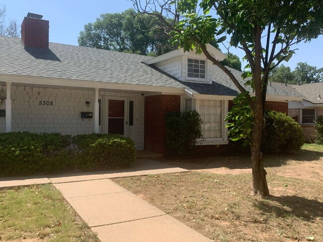 Building Photo - Cute Cottage Style Duplex in Great Location
