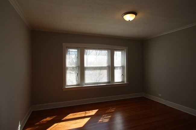 Photo - 2 Bed / 1 Bath Beautiful Rehabbed Apartment in Hermosa near Fullerton Bus, Restaurants & Shopping... Unidad 4408 -3
