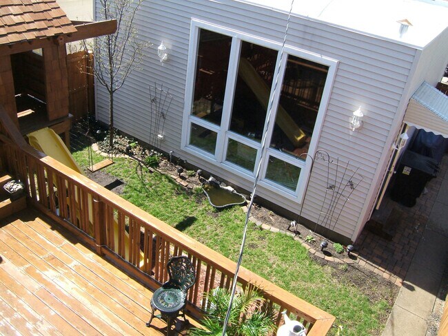 2930 N Melvina Ave Unit 1