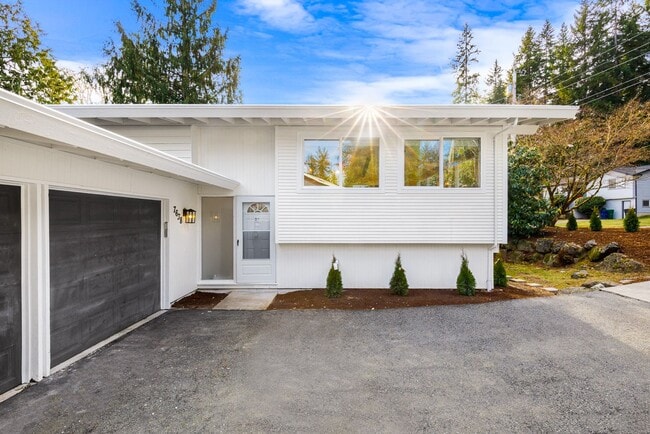 Photo - Gorgeous Fully Renovated 5 Bedroom Redmond/Bellevue/Kirkland Border