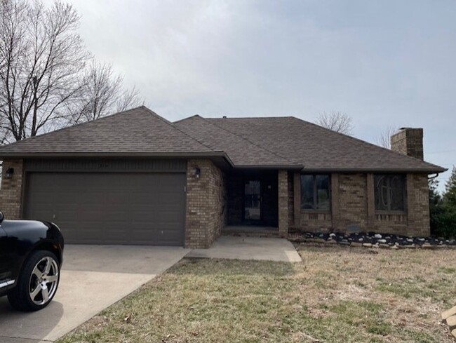ALL BRICK HOME IN NIXA Located in McCroske... - ALL BRICK HOME IN NIXA Located in McCroske...