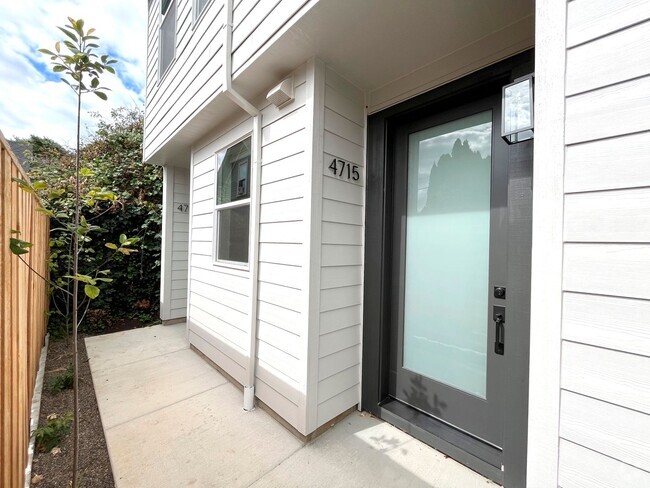 Building Photo - Newly Built Townhome-Style Unit with Laund...