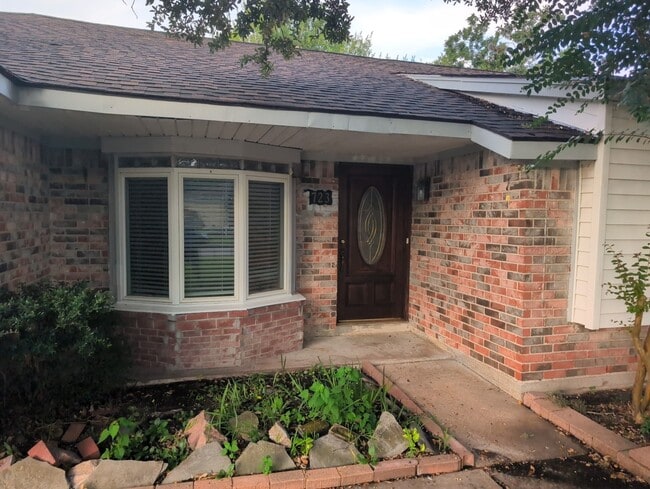 Photo - 723 Martin Ln