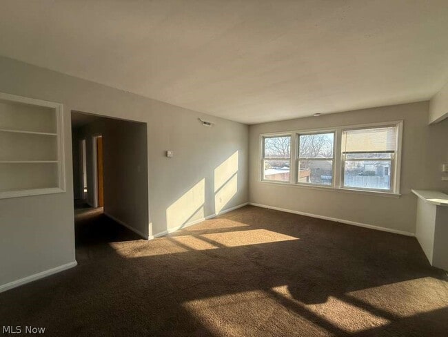 Photo - 2027 Warrensville Center Rd Unidad 6