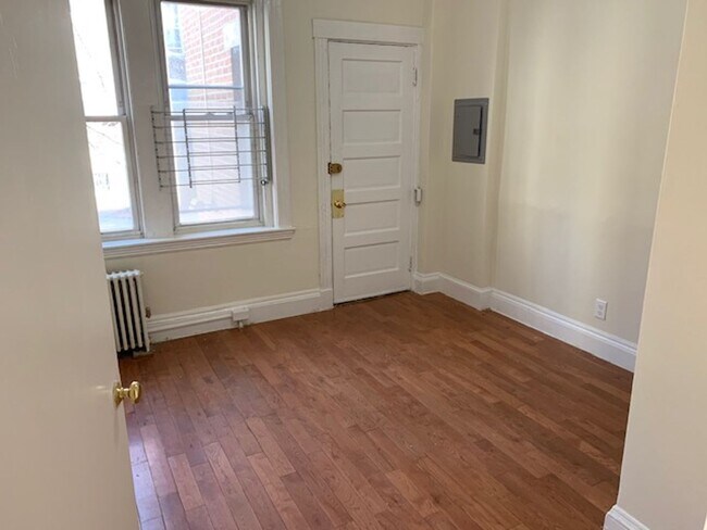 Photo - Very convenient location 1-bed Comm Ave.