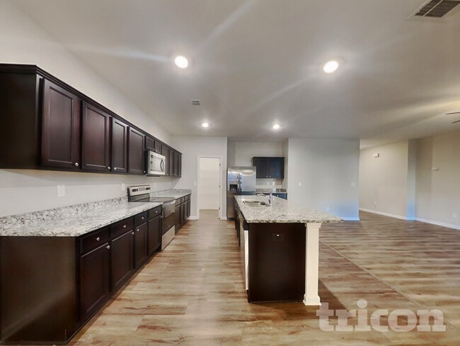 Photo - 180 Bowen Way
