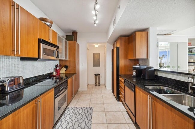 Building Photo - 1551 N Flagler Dr