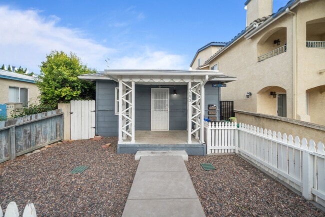 Building Photo - North Park - Detached Bungalow 1 bed / 1 b...