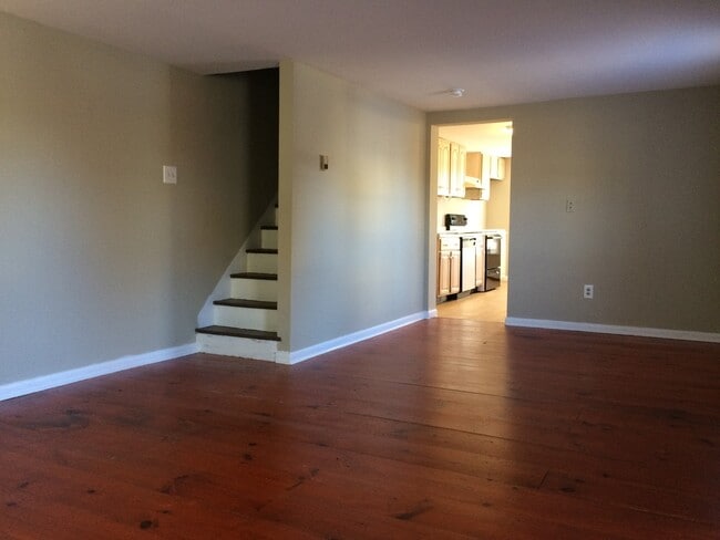Photo - AVAILABLE NOW! Economical home with wood floors, Palisades Schools, laundry, gas heat