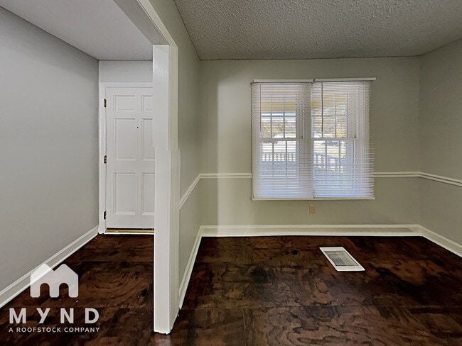 Photo - 1213 Shakentown St