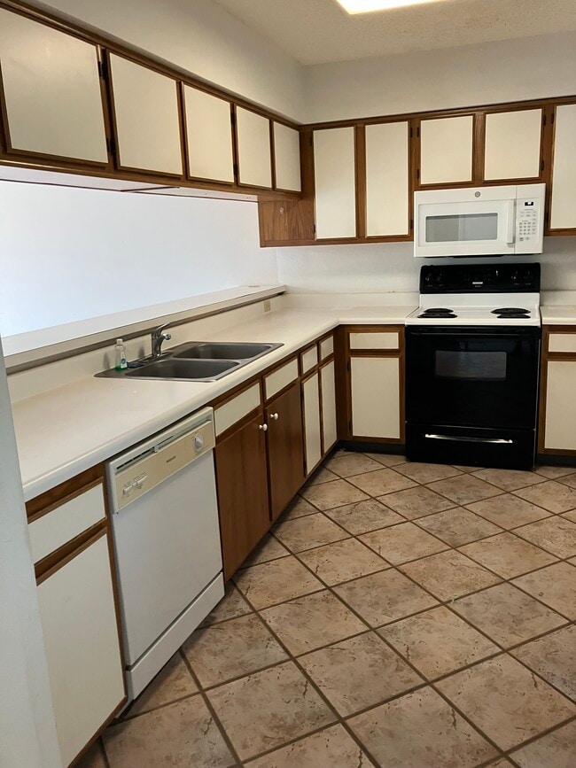 Building Photo - 3930 S Roosevelt Blvd Unit N303 Rental