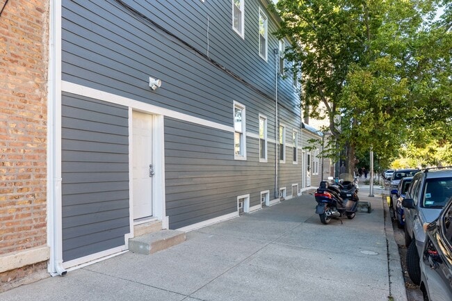 Building Photo - 1900 S Throop St Unit 9