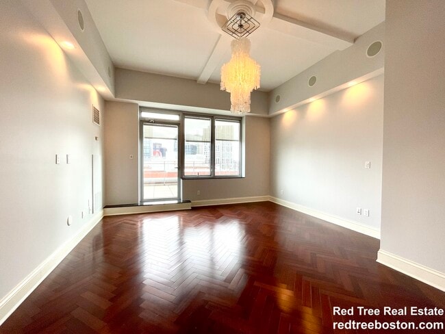 1 Charles St S