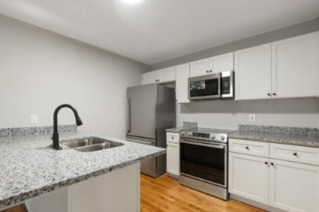 Photo - 852 N May St