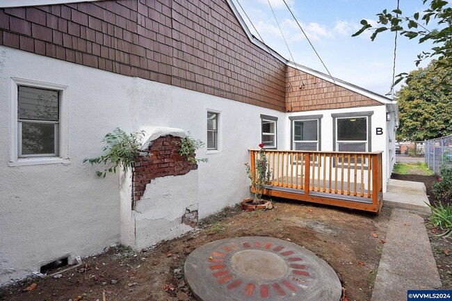Building Photo - 242 Jackson St E Unit B