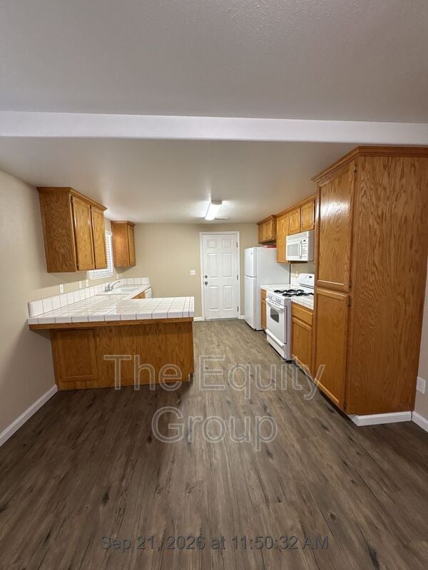 2322 N Vickie Ct