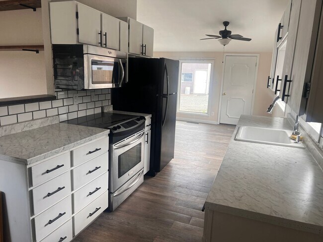Photo - 3 bedroom, 1 Bath home - Rare find with a ...