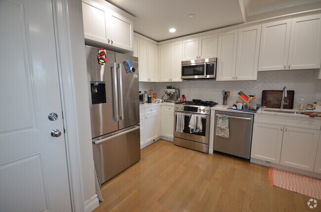 Building Photo - 18 Mount Hood Rd Unit 4 Rental
