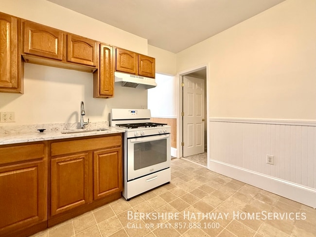Building Photo - 10 Cypress St Unit 2