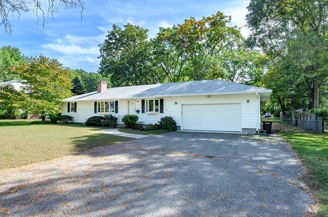 Photo - 557 Maple Rd