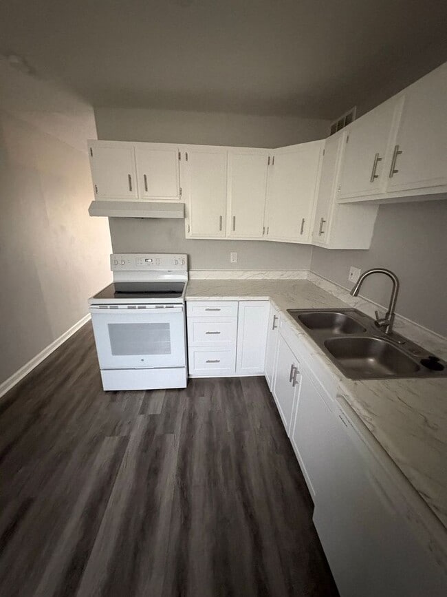Photo - Spacious 2-Bed Duplex with Bonus Kitchen Storage