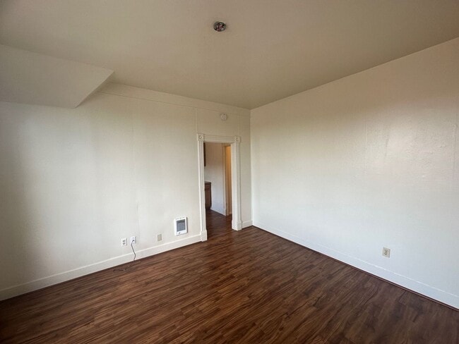 Photo - Spacious Studio w/ Secured Entry in Sought After Oregon City~ W/S/G INCLUDED! Unit 07