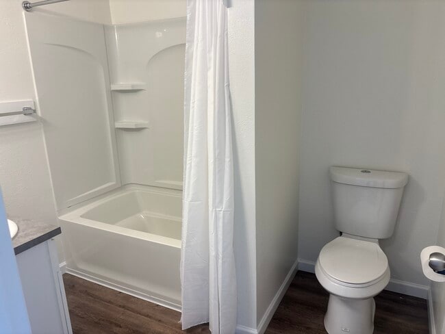 235 W Kalmia St