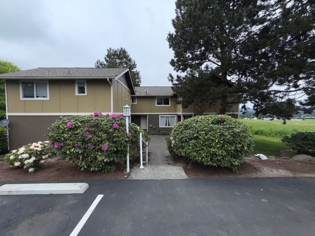 Building Photo - 2 Bed 1.5 Bath Corner Unit Townhome