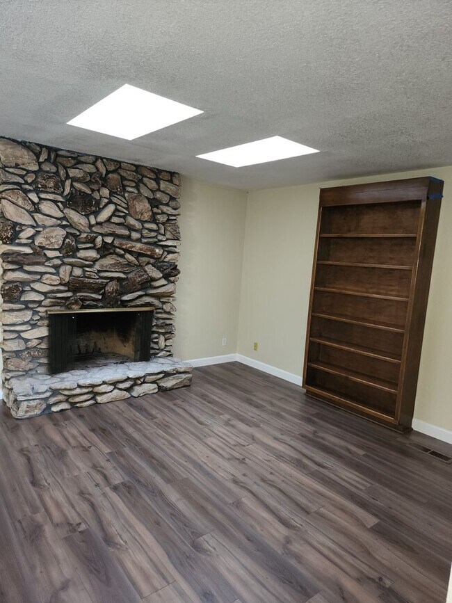 3 Bedroom 2 bath with 2 car garage off of House House Rental in