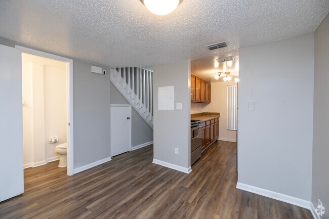 Queen Deluxe - 3BR, 1.5BA - 1200SF - Dining Area