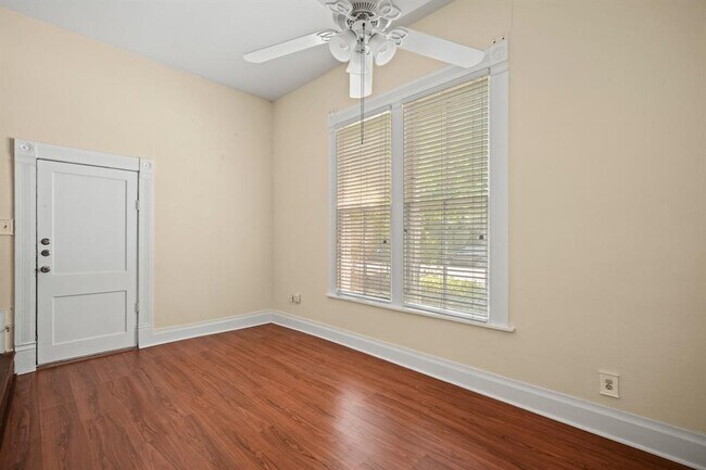 Photo - 212 W 43rd St