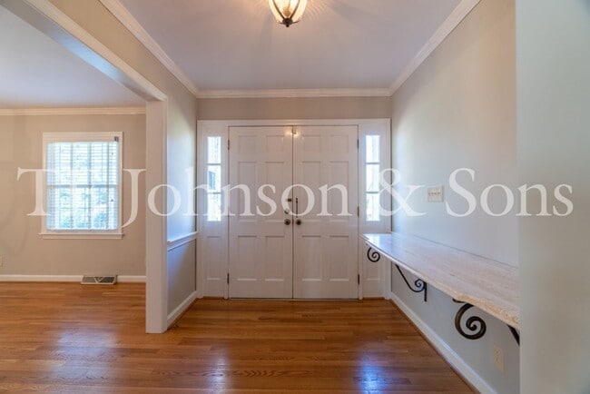 Photo - Spacious 5 Bedroom Home in the Heart of Sherwood Forest
