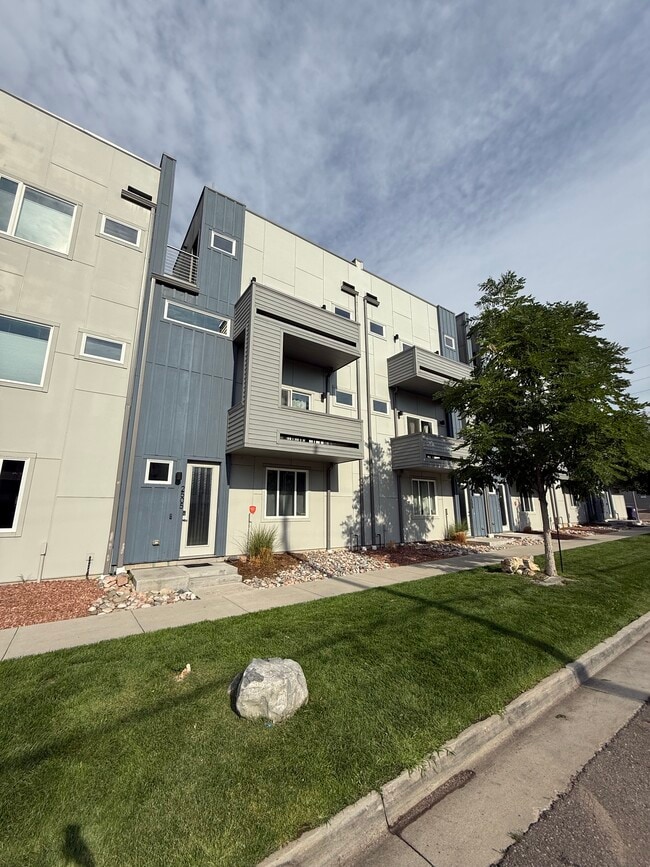Main Entrance - 2505 Decatur St Rental
