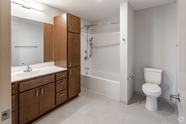 2BR, 1BA - 915SF - Bathroom
