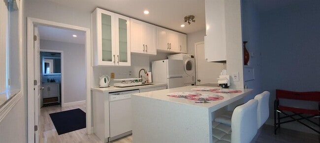 Building Photo - 1012 Pine Dr Unit 1
