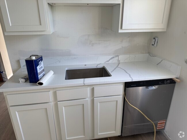 Fully equipped kitchen w/dishwasher and quartz countertops - 244 Clairmont Ave Unit 2 Rental