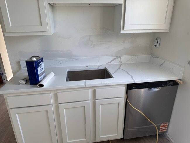 Fully equipped kitchen w/dishwasher and quartz countertops - 244 Clairmont Ave Unit 2 Rental