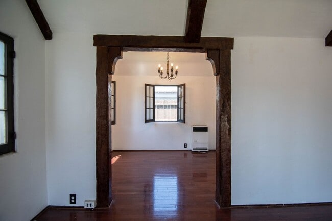 Photo - 2906 Griffith Park Blvd Unidad 2912.5