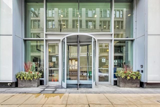Building Photo - 8 E Randolph St Unit 2806